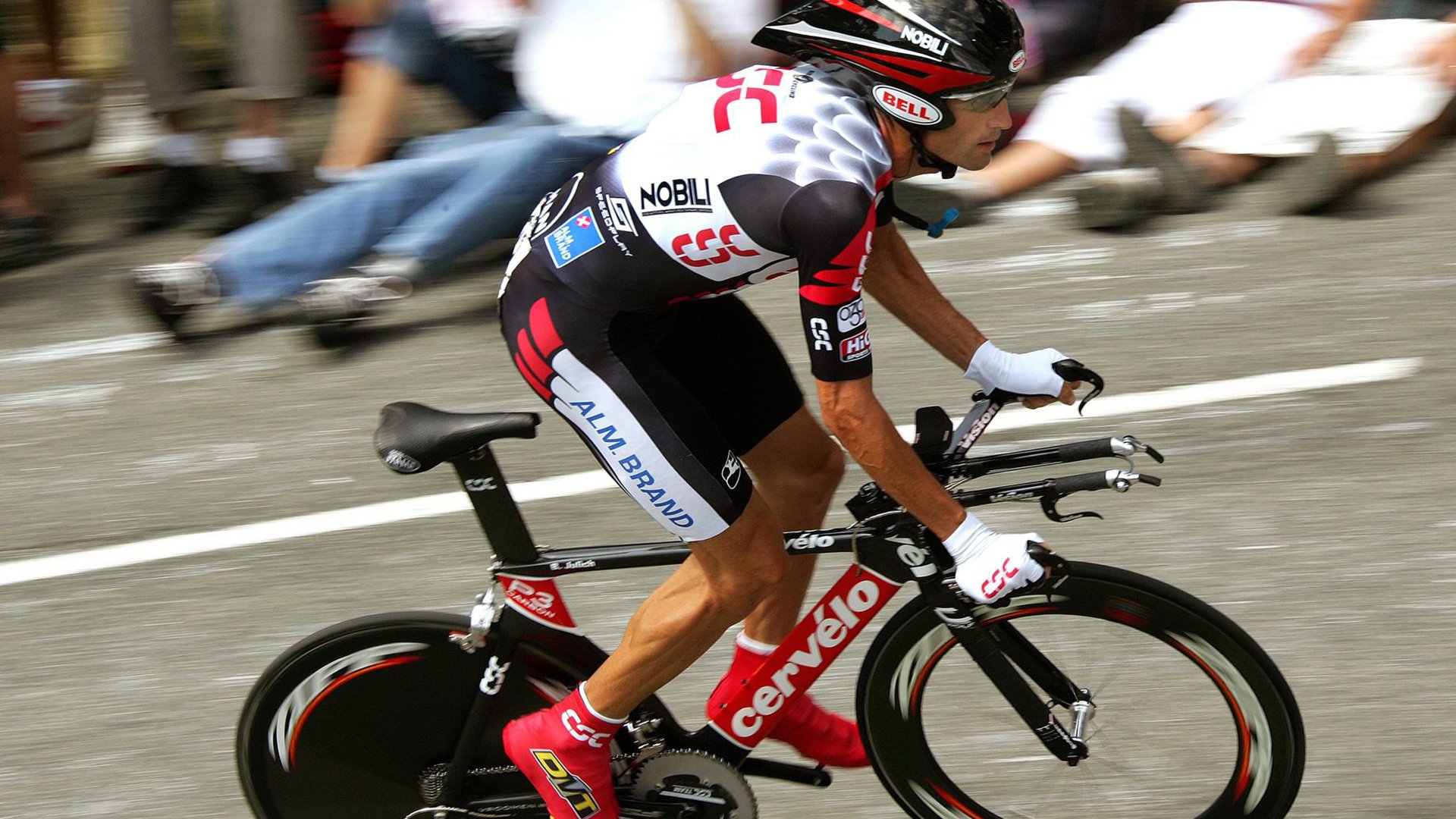 开云平台-引擎轰鸣与篮球入网，当F1新赛季之夜遇上米切尔的生涯传奇